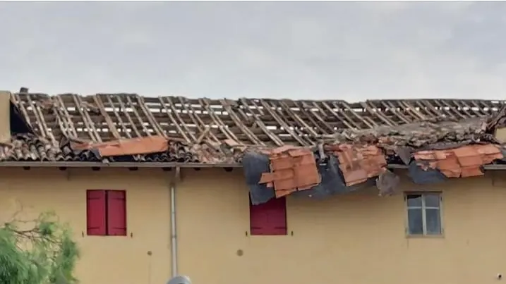 Il vento ha scopertchiato il tetto di una palazzina a cinque piani a Torviscosa
