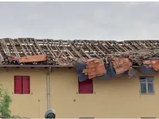 Il vento ha scopertchiato il tetto di una palazzina a cinque piani a Torviscosa