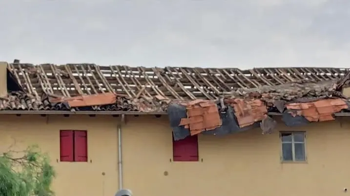 Il vento ha scopertchiato il tetto di una palazzina a cinque piani a Torviscosa