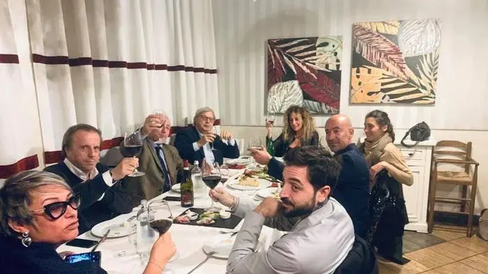 Sgarbi a cena nel suo ristorante "Da Giuseppi" oltre l'orario stabilito dal Dpcm. Tra gli ospiti anche Diego Volpe Pasini