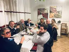 Sgarbi a cena nel suo ristorante "Da Giuseppi" oltre l'orario stabilito dal Dpcm. Tra gli ospiti anche Diego Volpe Pasini