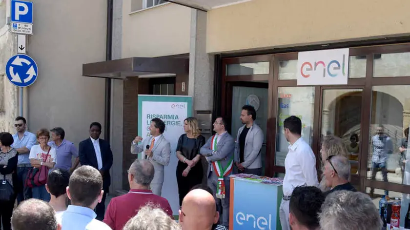 Porpetto, 27/05/2017 - Apre a Porpetto un Punto Enel Negozio Partner, pronto a diventare punto di riferimento per i cittadini della Bassa Friulana - l'inaugurazione ufficiale, in via Roma 1/B, in pieno centro, alla presenza, tra gli altri, del sindaco, Andrea Dri, del Channel Manager Enel per la provincia di Udine, Luca Laurenti, e della titolare del Punto Enel, Caterina Bianchin - Foto Luca A. d'Agostino/Phocus Agency