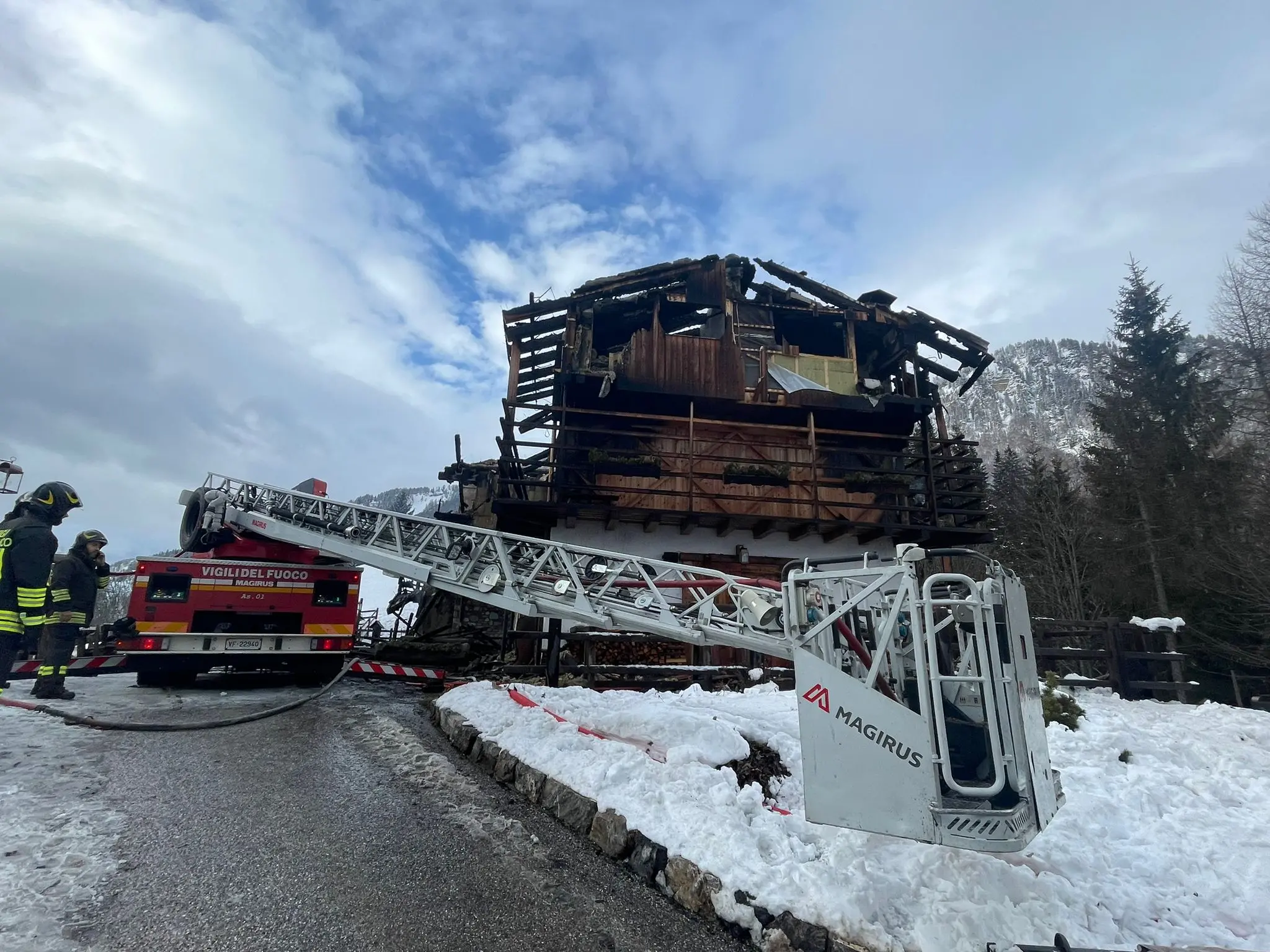 Un grosso incendio divampato poco prima delle 23 di lunedì 23 gennaio, a Sauris, ha completamente distrutto l'albergo Borgo Eibn Mountain Lodge in località Ander Eibn, a Sauris. La struttura alberghiera, di recente costruzione, è stata letteralmente ridotta a un cumulo di macerie fumanti. A dare l'allarme per primo è stato il sindaco, Ermes Petris.