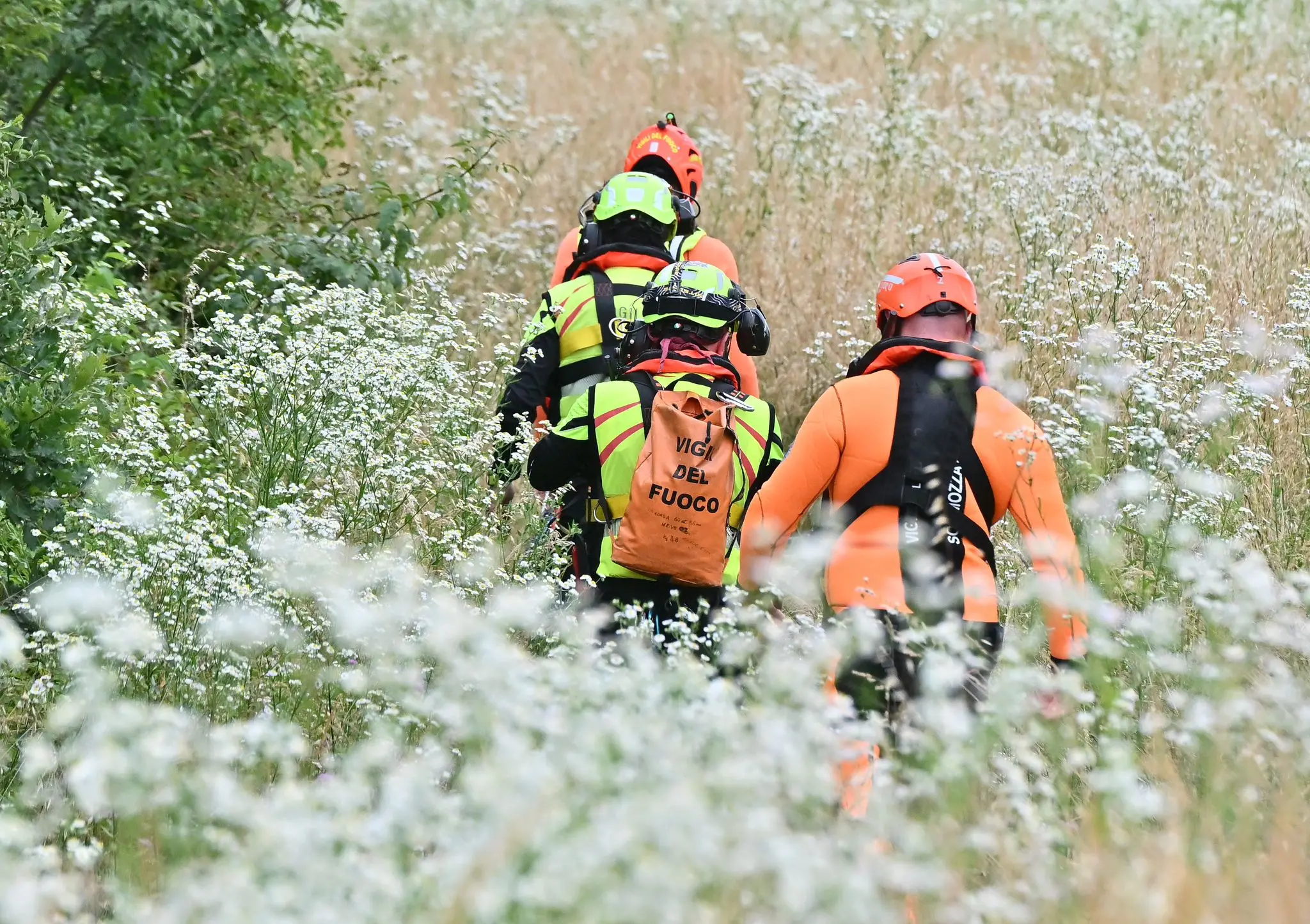 Il corpo di Cristian Molnar, di 25 anni, come hanno riferito i vigili del fuoco, è stato trovato in una pozza, in un luogo non lontano dai punti in cui erano state trovate le due ragazze, Patrizia Cormos, di 20 anni, e Bianca Doros, di 23. I tre ragazzi erano andati sul greto del Natisone per scattare alcune foto il 31 maggio scorso quando, a causa delle intense precipitazioni dei giorni precedenti, il livello delle acque del Natisone è rapidamente salito. Fino a quando i ragazzi, stretti in un abbraccio, non sono stati travolti. Da allora non si sono mai interrotte le ricerche e dapprima sono stati trovati i corpi delle due ragazze, e soltanto oggi quello del giovane romeno, residente in Austria. Con modalità e con numero di soccorritori e di corpi e mezzi impegnati, le ricerche erano in corso anche questa mattina. L'abbassamento del livello delle acque di questi ultimi giorni ha consentito il ritrovamento (Foto Petrussi)