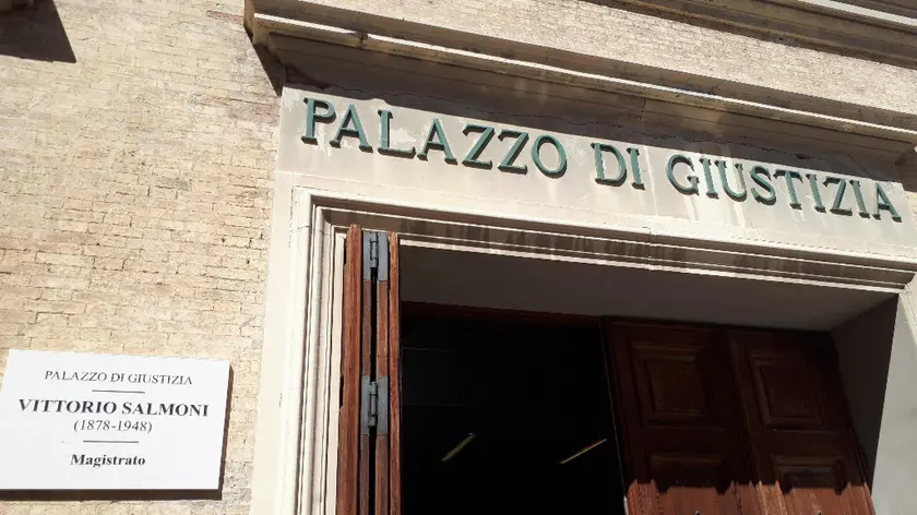 Il Palazzo di Giustizia chiuso, dopo che una persona che vi lavora è risultata positiva al coronavirus ad Ancona,21 agosto 2020 . ANSA/DANIELE CAROTTI