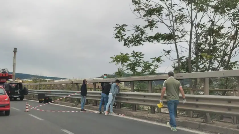 Il cadavere è stato trovato appeso al guardrail, poco dopo la galleria di Valmaura: era sospeso all'esterno della strada, in una zona di vegetazione, poco visibile per chi transita con l'auto.
