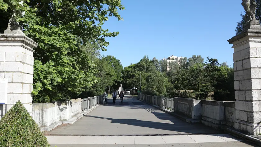 Una veduta dell’attraversamento pedonale dal ponte di Adamo ed Eva (Foto Ambrosio/Petrussi)