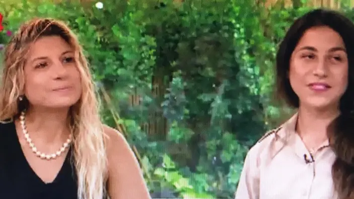 Noah Da Ros, a destra, con la madre Anat Hila Levi alla tv israeliana