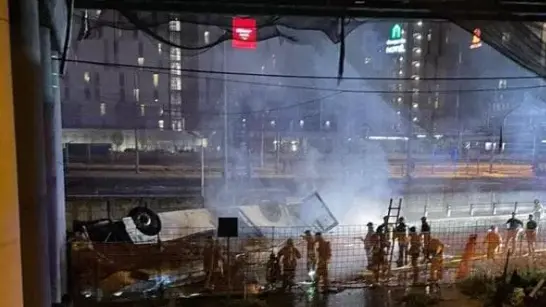 I soccorritori sul luogo dove è precipitato il pullman a Mestre
