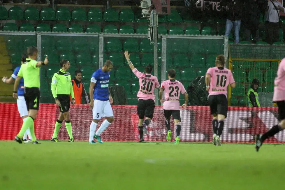 Palermo's Ilija Nestorovski (C) jubilates with his teammates after scoring the goal during the Italian Serie A soccer match US Palermo vs Udinese Calcio at Renzo Barbera stadium in Palermo, Sicily island, Italy, 27 October 2016. ANSA/CORRADO LANNINO