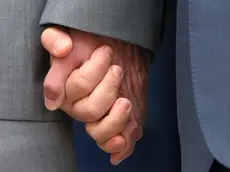 20061205 - PADOVA - CRO - PACS: APPROVATA A PADOVA ANAGRAFE COPPIE DI FATTO - Una coppia gay si tiene per mano. Padova sara' la prima citta' italiana dove le coppie di fatto sia etero che omosessuali potranno ottenere il riconoscimento anagrafico. Lo prevede una mozione approvata in nottata dal consiglio comunale. GIULIA MUIR - ANSA ARCHIVIO - I52