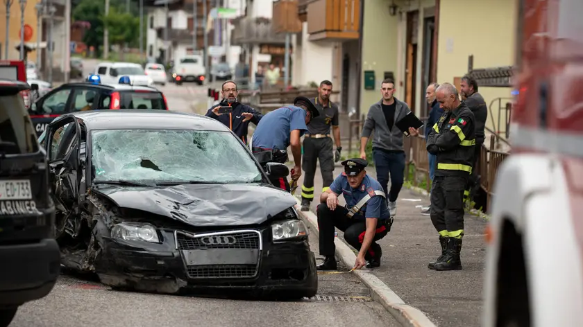 Il luogo dell'incidente dove un'auto ha travolto e ucciso tre persone a Santo Stefano di Cadore, in provincia di Belluno, 6 luglio 2023. ANSA/ ANDREA SOLERO