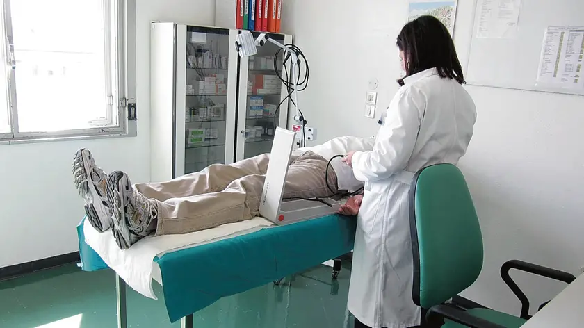 Un medico di famiglia mentre visita un suo assistito: sono ancora molte le zone in provincia senza un medico di base