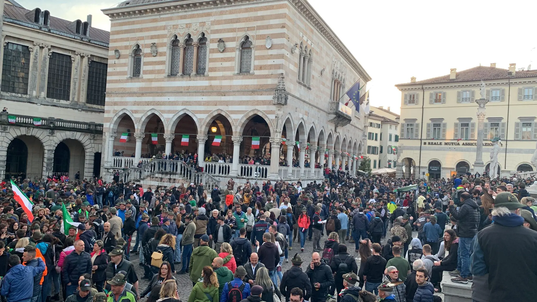 La pioggia non ha scoraggiato le migliaia e migliaia di persone arrivate a Udine per partecipare alla 94esima Adunata nazionale degli alpini che si tiene in città fino a domenica 14 maggio. Ecco le vie del centro invase da penne nere e cittadini