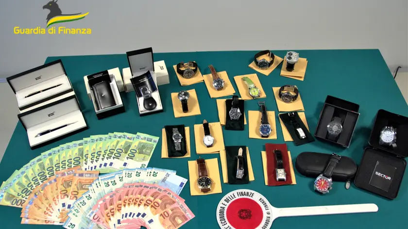 La Gdf di Pordenone ha sequestrato beni per oltre 700 mila euro tra cui 6 fabbricati e 9 terreni, gioielli e accessori di lusso (21 orologi di prestigiosi marchi, penne, articoli di pelletteria)