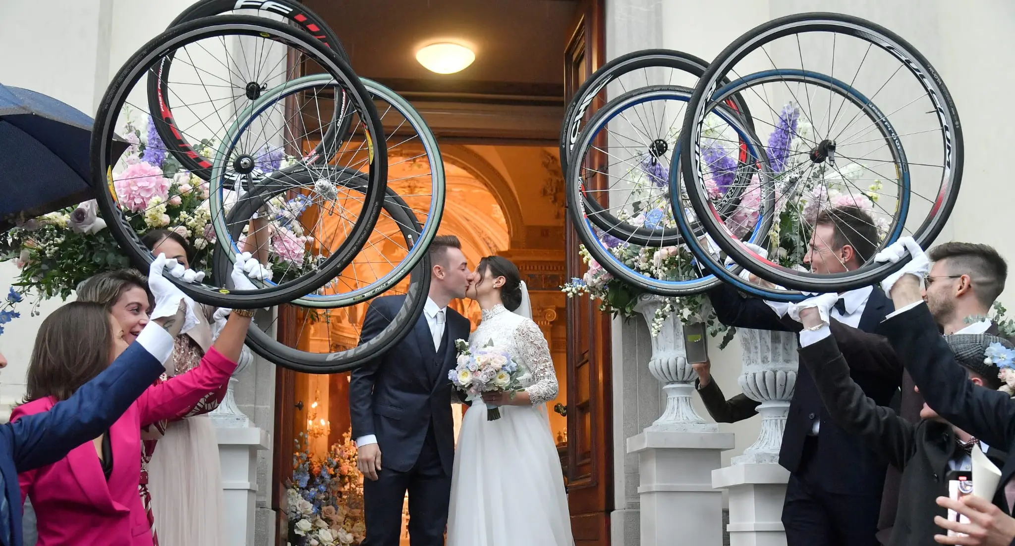 Emozionati, belli, bagnati dalla pioggia e fortunati. I due campioni di ciclismo Elia Viviani ed Elena Cecchini hanno detto sì a Mereto di Tomba sabato, 22 ottobre. Elena nel suo abito di chiffon e pizzo bianco era bellissima, Elia molto emozionato ed elegante in completo blu. Fiori, commozione ma soprattutto le ruote li hanno attesi all'uscita della chiesa di San Marco Evangelista. Presenti tra gli altri sportivi anche Filippo Ganna. Il racconto e le immagini a cura di Videoproduzioni Petrussi
