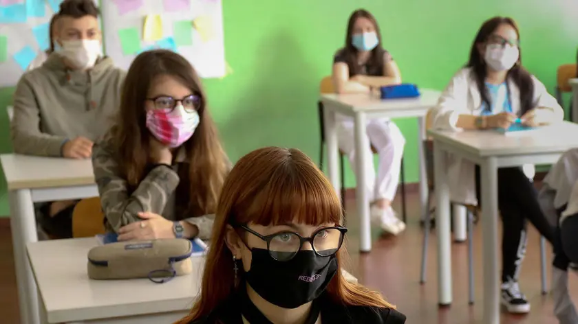 Studenti di nuovo in classe nelle scuole professionali di Padova e provincia per preparare gli esami di qualifica e di diploma. All'Enaip di Conselve (corsi per meccanici e servizi commerciali delle vendite) gli alunni hanno seguito le lezioni con la mascherina, seduti dietro a banchi distanziati, 10 giugno 2020..ANSA/NICOLA FOSSELLA