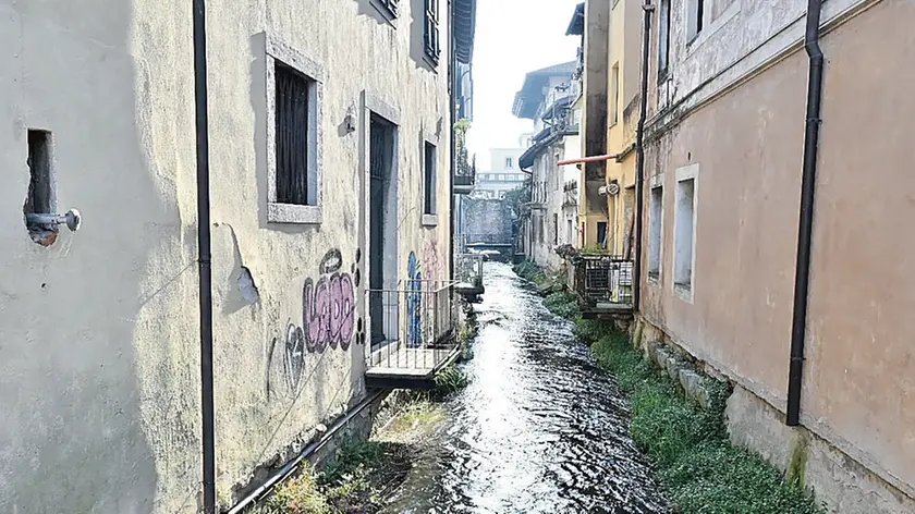 Il tratto della roggia di Udine che torna visibile dopo aver attraversato via Giovanni da Udine, a sud di via Gemona (foto Petrussi)