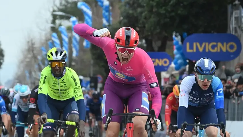 Milan ora è anche il leader della Tirreno con 4 secondi di vantaggio su Juan Ayuso (Uae)