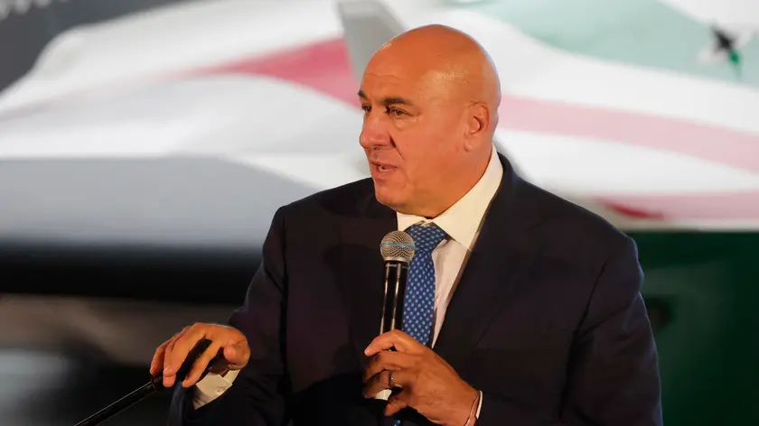 Il ministro della Difesa Guido Crosetto durante la cerimonia di bentornato alla pattuglia acrobatica delle Frecce Tricolori dell'Aeronautica Militare Italiana dal tour in Nord America, presso la base aerea di Istrana,Treviso, 12 settembre 2024. ANSA/GIUSEPPE LAMI /////////// Italian Minister of Defence Guido Crosetto during the welcome back ceremony of the Frecce Tricolori aerobatic team of the Italian Air Force from their tour in North America, at the Istrana air base, Treviso, in Italy, 12 September 2024. ANSA/GIUSEPPE LAMI