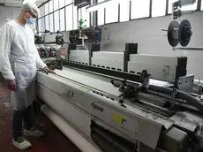 28/04/2020 Montemurlo, emergenza coronavirus, riparte il settore tessile. Nella foto operai a lavoro nel lanificio Fortex