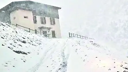 Casa Pramosio, dove alloggiavano le turiste, avvolta da una coltre bianca