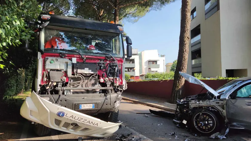 Il camion e l'auto pesantemente danneggiati dopo l'incidente a Feletto Umberto