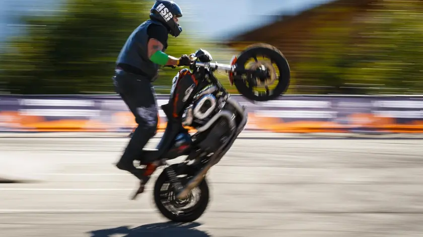 epa07006218 A motocross rider performs a wheelie during a show at the Bike Fest in Verbier, Switzerland, 08 September 2018. EPA/VALENTIN FLAURAUD