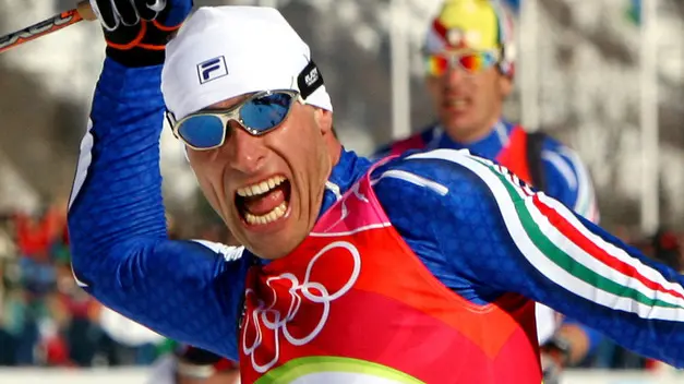 20060225-PRAGELATO-SPR: TORINO 2006 OLIMPIADI INVERNALI-FONDO 50KM UOMINI. L'italiano Giorgio Di Centa esulta dopo aver vinto la medaglia d'oro nella 50Km di fondo. ANSA/FRANCO DEBERNARDI