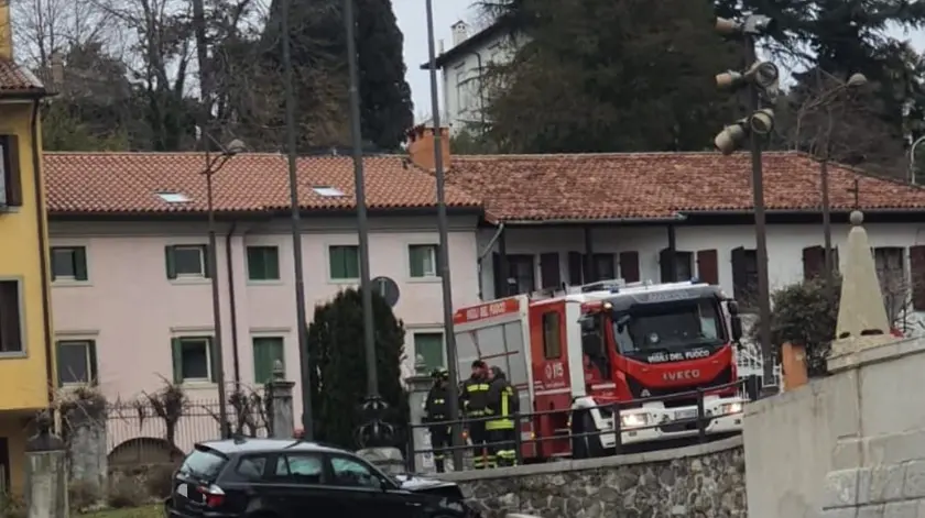 L'incidente a Tricesimo dove l'auto è finita contro il busto in piazza