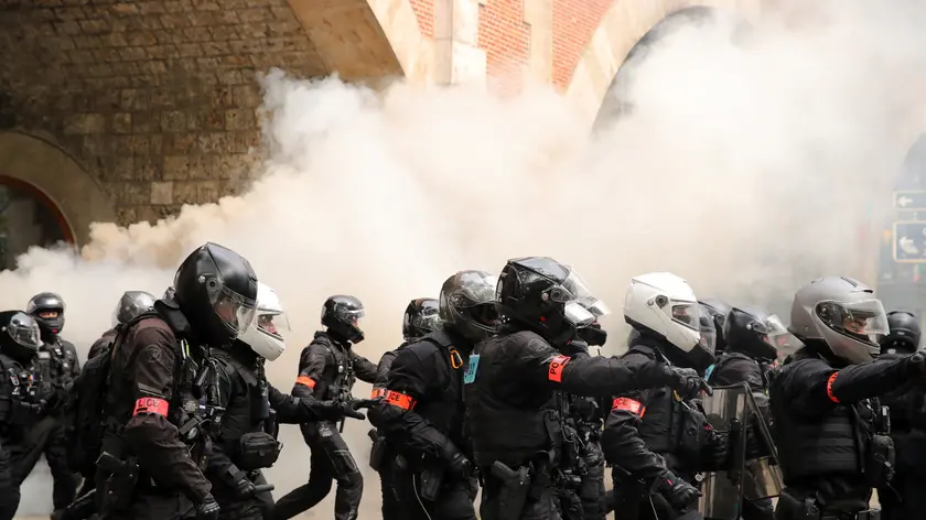 epa11312566 Police officers from the BRAV-M (Brigade of Repression of Motorized Violent Action) clash with protesters during the annual May Day march in Paris, France, 01 May 2024. Unions in France are demanding improved living conditions, higher wages, the defense of public services and a just and lasting peace. EPA/Teresa Suarez