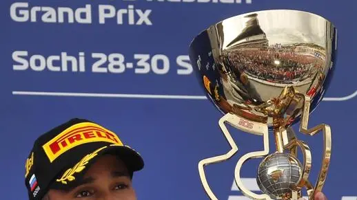 epa07058925 First placed British Formula One driver Lewis Hamilton of Mercedes AMG GP lifts his trophy during the award ceremony of the 2018 Formula One Grand Prix of Russia at the Sochi Autodrom circuit, in Sochi, Russia, 30 September 2018. EPA/YURI KOCHETKOV