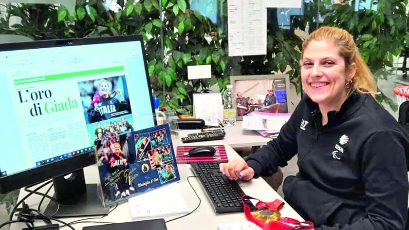 Giada Rossi all’opera in veste di nostra collega osserva la pagina uscita per celebrare il suo trionfo a Parigi
