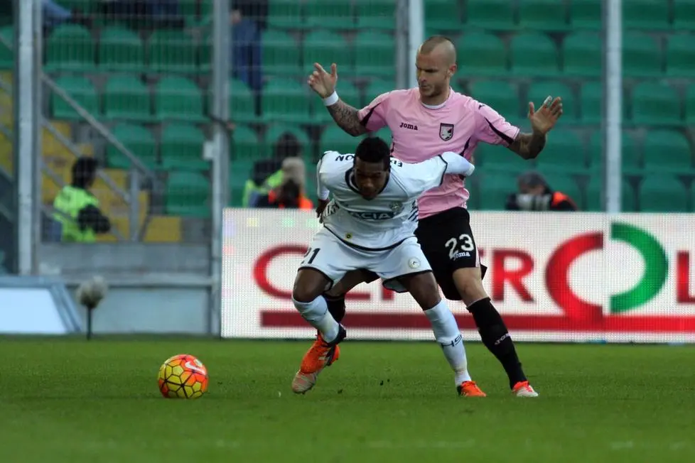 Udinese Edenilson (L) fights for the ball with Palermo Aljaz Struna during the Serie A soccer match Palermo vs Udinese at Renzo Barbera stadium in Palermo, 24 Jamuary 2016. ANSA/CORRADO LANNINO