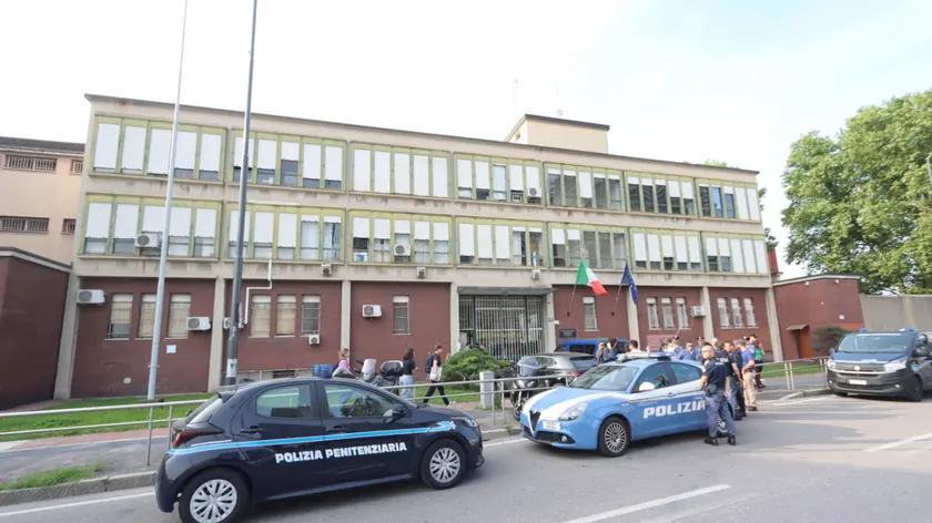 Squadre della Polizia di Stato e agenti della Penitenza nei pressi del carcere minorile Beccaria di Milano, dove alcune decine di detenuti hanno messo in atto una rivolta, Milano, 29 maggio 2024. ANSA/ PAOLO SALMOIRAGO