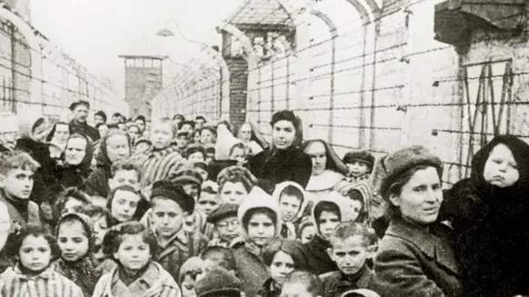 WAS02:GERMANY-DEUTSCHE-AUSCHWITZ,4FEB99 - FILE PHOTO 27JAN45 - Survivors of Auschwitz are shown during the first hours of the concentration camp's liberation by soldiers of the Soviet army, January 27, 1945. Manfred Pohl, a Deutsche Bank historian, said February 4 that Germany's largest bank, Deutsche Bank AG, lent funds to firms involved in the building of the World War Two camp. An estimated 1.5 million people were killed in the camp during World War Two. (B&W ONLY, NO SALES, NO ARCHIVES, ONLINES OUT, ONE TIME EDITORIAL USE WITHIN 90 DAYS OF TRANSMISSION) hb/Photo by B. Fishman-Corbis-Bettmann REUTERS