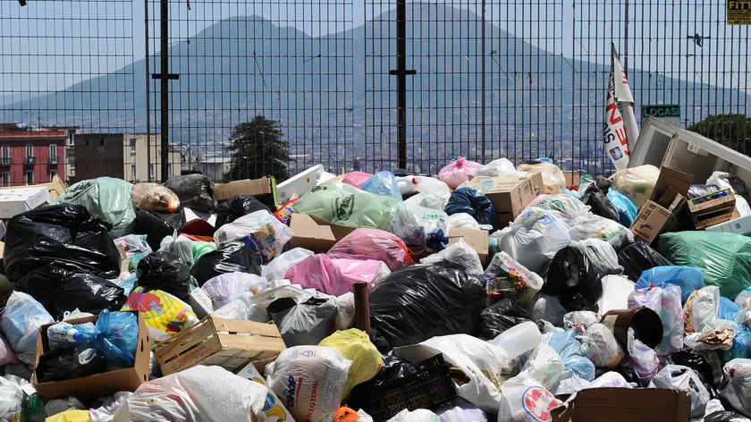 Cumuli di rifiuti sul corso Vittorio Emanuele a Napoli, in un'immagine del 26 giugno scorso. La scorsa notte i vigili del fuoco del Comando provinciale di Napoli hanno effettuato 22 interventi per spegnere roghi di rifiuti tra la città e la provincia. Nel centro di Napoli, dove erano tornati i cumuli di rifiuti a causa dell' agitazione dei dipendenti della "Lavajet", che non hanno riscosso la quattordicesima, stamattina sono arrivati mezzi dell' Asia per la raccolta. ANSA/CIRO FUSCO