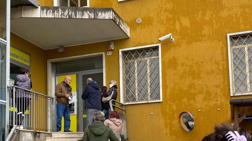 La fila - lunedì 5 dicembre - in Posta a Cervignano
