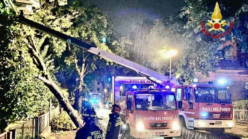 Peggiorano le condizioni meteo in Emilia-Romagna e l'allerta di Regione e Protezione civile da arancione diventa rossa, dalle 12 di oggi e per tutta la giornata di domani fino alla mezzanotte del 20 settembre. La Romagna rivive l'incubo alluvione. Le piogge continue, diffuse sul territorio, spiega il bollettino, non è previsto si attenuino fino a domani pomeriggio e c'è il rischio che possano provocare frane, straripamenti, ruscellamenti. La zona di interesse dell'allerta rossa è la Romagna, costa e Appennino, e pianura e Appennino bolognese, 18 settembre 2024. NPK Vigili del Fuoco +++ ATTENZIONE LA FOTO NON PUO' ESSERE PUBBLICATA O RIPRODOTTA SENZA L'AUTORIZZAZIONE DELLA FONTE DI ORIGINE CUI SI RINVIA +++ +++ NO SALES; NO ARCHIVE; EDITORIAL USE ONLY +++