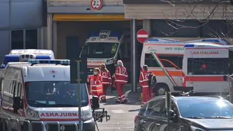 Nella foto Ospedale Bolognini arrivo ambulanze coronavirus