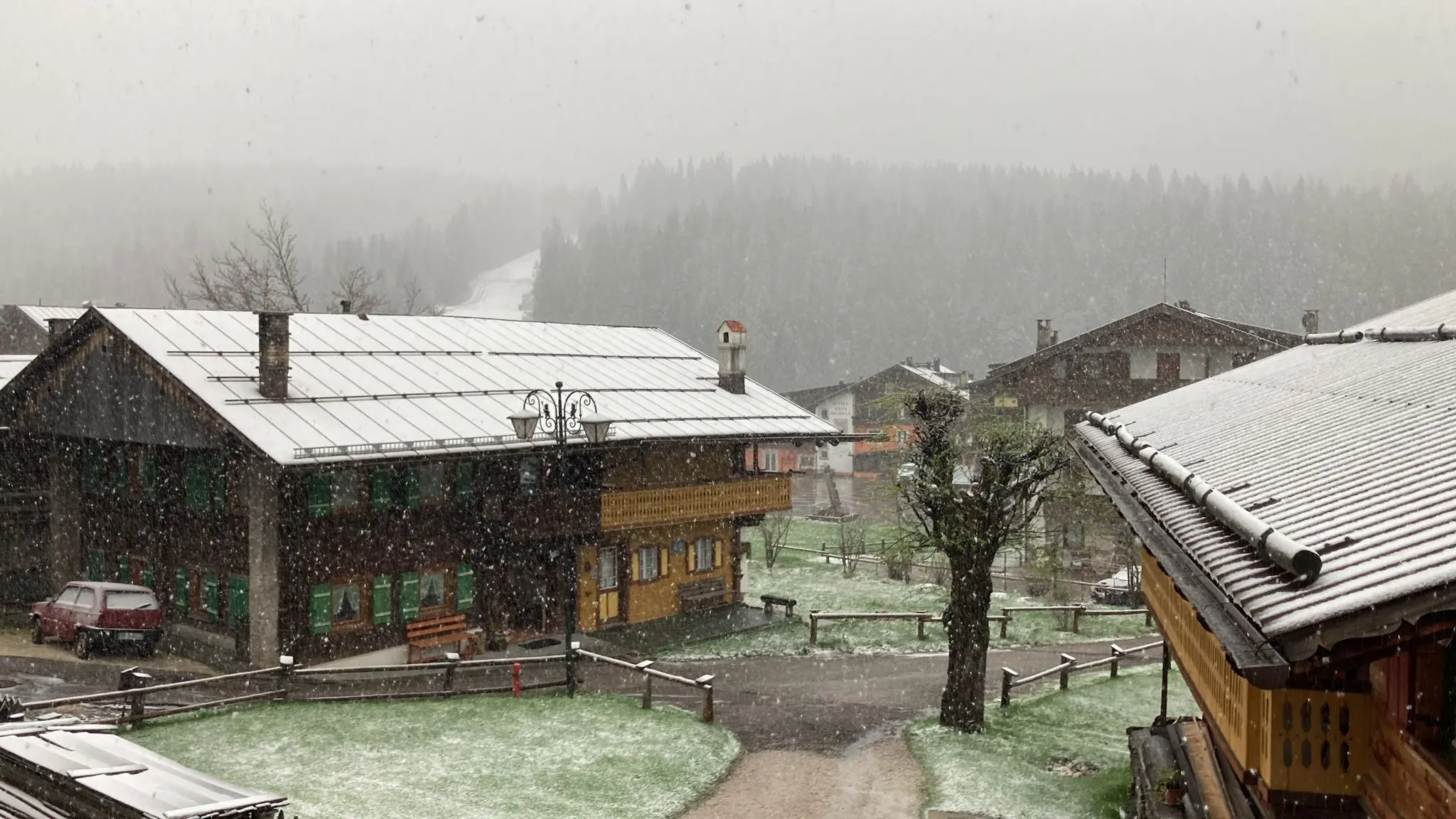 Fiocchi di neve e tetti imbiancati a Sappada