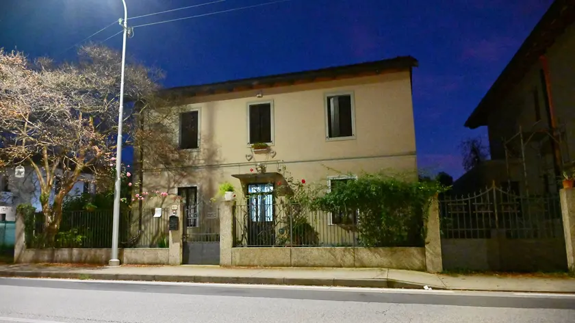 La palazzina di via della Polveriera 81, da cui il ladro è caduto dal tetto