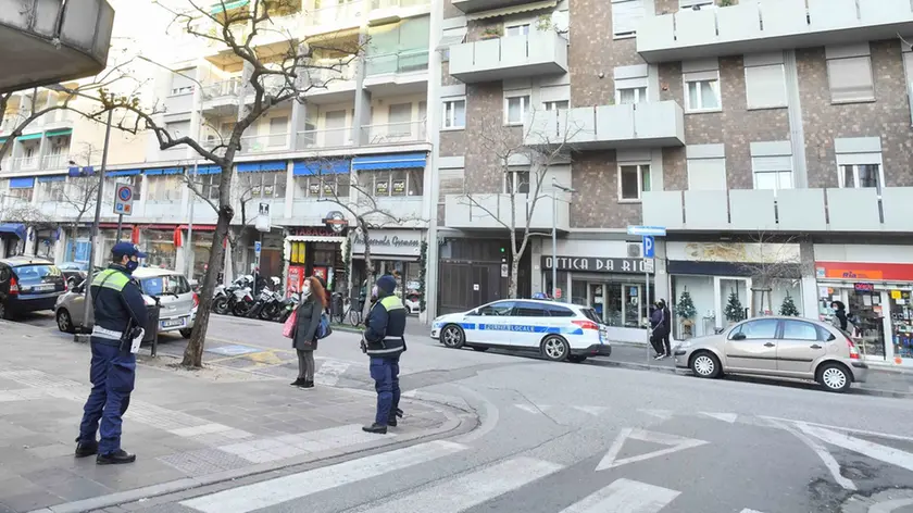 Udine 17 dicembre 2020 Controlli polizia locale in via roma ©Foto Petrussi