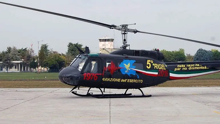 Elicottero AB 205 decorato per il quarantennale del terremoto del Friuli al 40° anniversario del 5° Reggimento "Rigel" dell'Aviazione Leggera dell'Esercito (ALE), all'Aeroporto Francesco Baracca - Casarsa della Delizia 30/09/2016