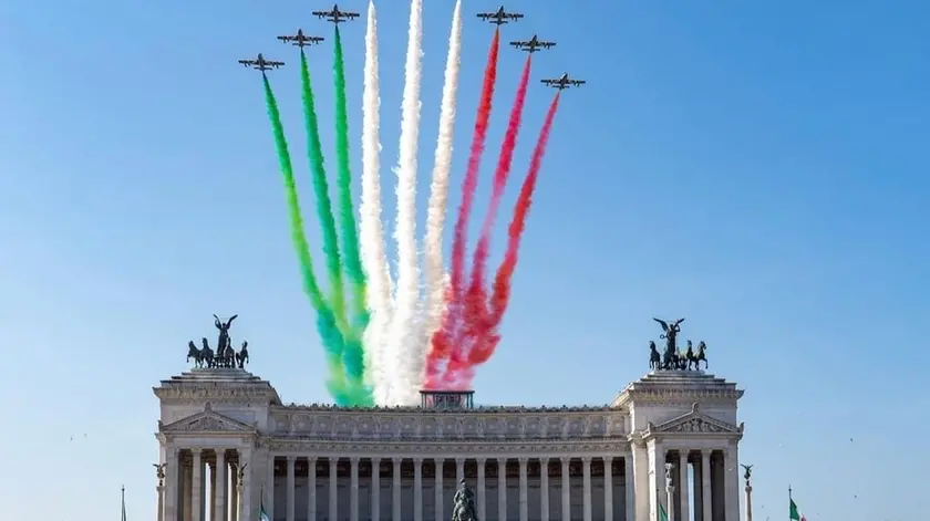 La Pattuglia acrobatica in formazione mentre sorvola l’Altare della patria