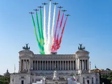 La Pattuglia acrobatica in formazione mentre sorvola l’Altare della patria