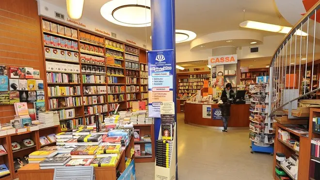 Furto nelle notte alla libreria Moderna: portato via il fondo cassa