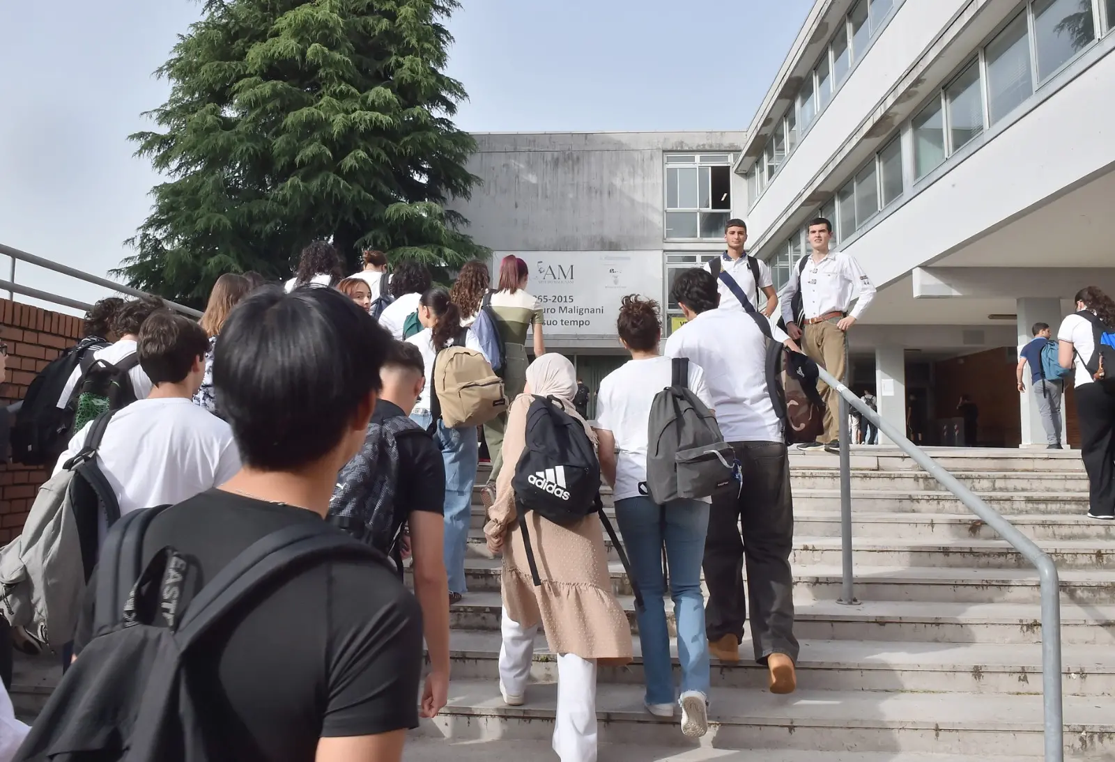 Il giorno della prima prova della Maturità è arrivato. In Friuli Venezia Giulia all’appuntamento con l’Esame di Stato sono attesi 9 mila 484 studenti, di cui 253 iscritti nelle scuole paritarie e 181 esterni. Ecco gli studenti fuori dalle scuole prima di accedere alla prima prova (Foto Petrussi/Brisotto)