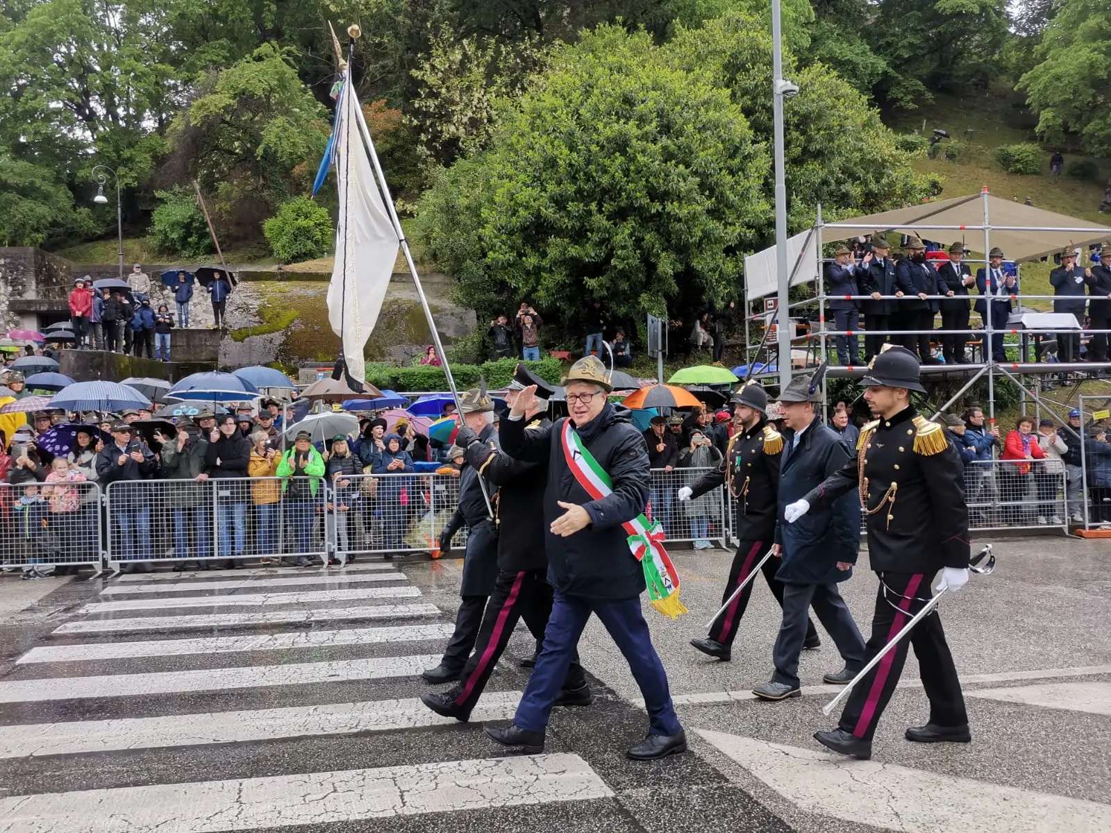 Tantissima emozione per la sfilata degli alpini: marciano 70 mila penne nere. Presente anche il presidente del consiglio, Giorgia Meloni, che ha indossato il cappello da alpino. Ad aprire il corteo lo striscione dell'Adunata (Alpini, la più bella famiglia) seguiti dalla Fanfara della Julia e dal gonfalone di Udine. Dopo in marcia le portatrici carniche, uno striscione dedicato a Cainero e il labaro con il ministro della Difesa Crosetto (Foto Petrussi, Seu, Cescon)