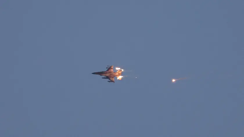 epa11563755 An Israeli fighter jet ejects flares over an area near the Lebanon-Israel border, as seen from northern Israel, 25 August 2024. The Israeli military stated that Israeli Air Force fighter jets are currently striking targets belonging to the Hezbollah organization that posed an imminent threat to the citizens of the State of Israel. EPA/ATEF SAFADI